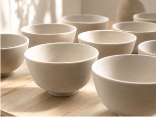 お皿・カップ・湯のみ・小鉢・花瓶など、お好きな作品を制作できます。