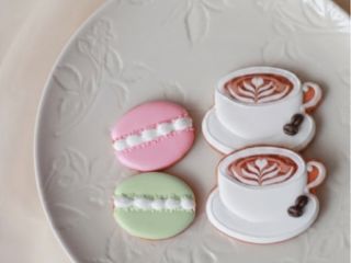 体験レッスン内容(おひとり様4枚の制作):カフェラテ&マカロン2枚ずつ