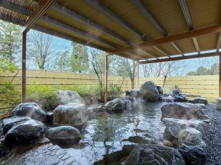 越中となみ野温泉は、富山県砺波平野の豊かな自然に抱かれた温泉です。四季折々の美しい景色とともに、くつろぎのひとときをお過ごしください。