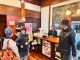 お店の人との会話も、このまち歩きの楽しみのひとつ。 港町ならではの人情にふれてみませんか?
