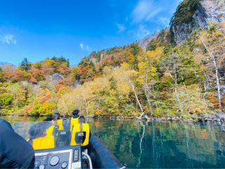 上空には巨大なイヌワシが飛翔します。