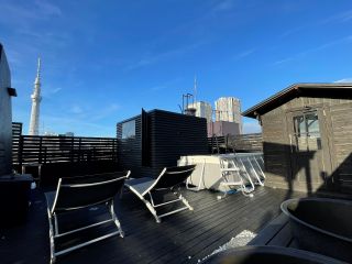 \スカイツリーを一望!空と風に包まれる都会の屋上サウナ体験/
