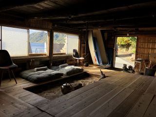 囲炉裏を囲んでみんなで団らんもできます♪室内からは窓を開けると瀬戸内海を一望する絶好のロケーション!