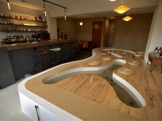 カフェ店内に設けた足湯席で、鎌倉散策の疲れをゆっくり癒していただけます。