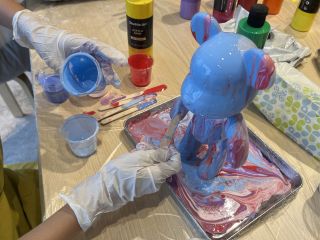 色が流れ重なる瞬間を楽しむアート体験