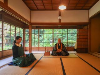 通常は非公開の塔頭拝観や、特別な寺院で調える坐禅体験。など普段は体験できない本物の禅の世界を、初心者の方でも深く感じていただけるプレミアムプログラムです。