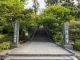 集合場所となる円覚寺の入口に佇む総門。ここから境内へ足を踏み入れ、鎌倉五山第二位の名刹をめぐります。