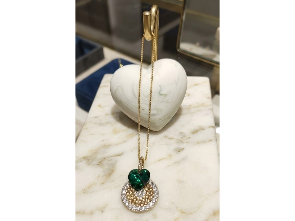 �y���_���g�w�b�h���{�B���̉~�`�����Ɏg�p����N���X�^���́A���D���ȐF��I�ׂ܂��B���`�F�[���͕ʔ��ł��p�ӂ��Ă���܂��B����]�̕��͍u�t�܂ł��q�˂���������