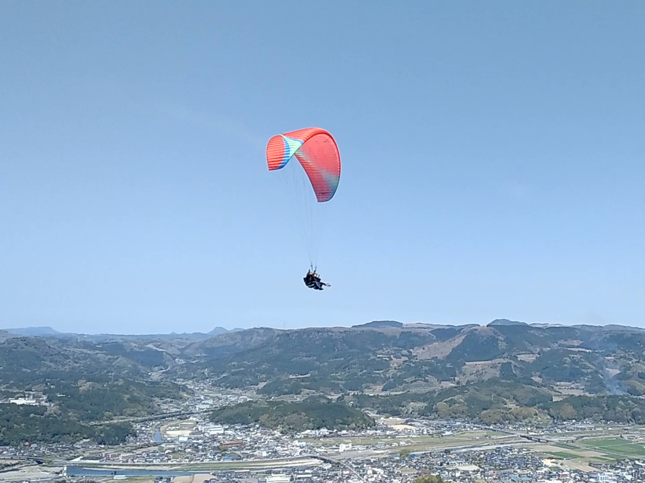 パラグライダー】経験豊富なパイロットと2人乗りで初心者でも安心の